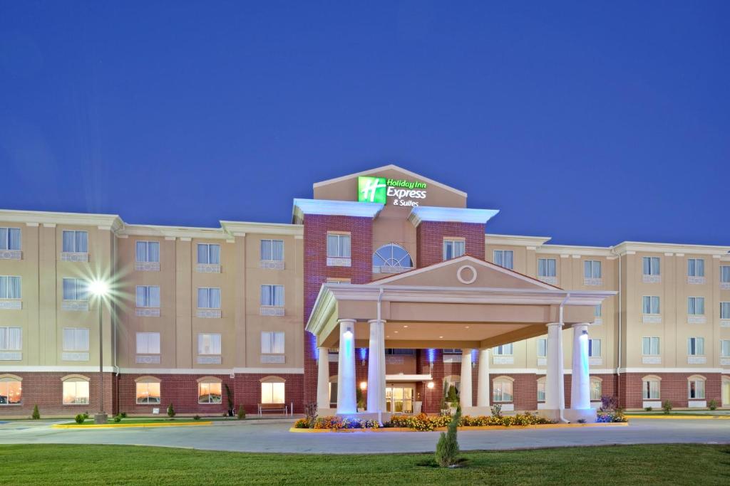 una rappresentazione della parte anteriore di un hotel di Holiday Inn Express Hotel & Suites Dumas, an IHG Hotel a Dumas