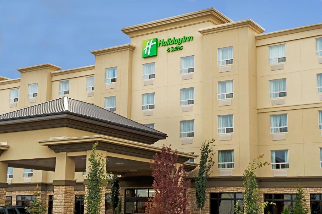 een hotelgebouw met een bord erop bij Holiday Inn Hotel & Suites-West Edmonton, an IHG Hotel in Edmonton