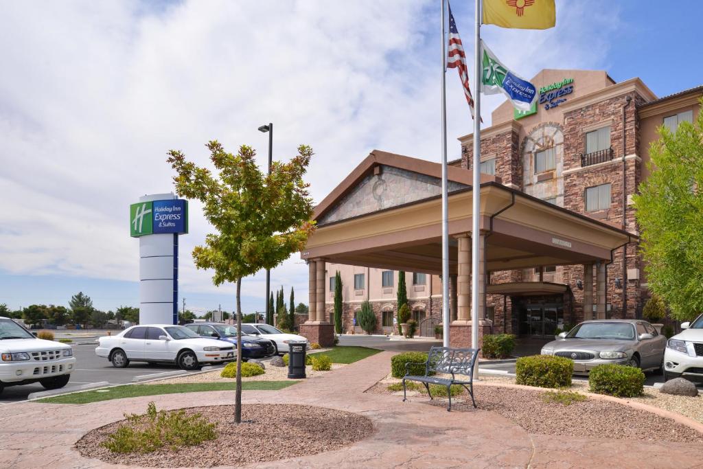 um hotel com carros estacionados num parque de estacionamento em Holiday Inn Express Hotel & Suites Las Cruces, an IHG Hotel em Las Cruces