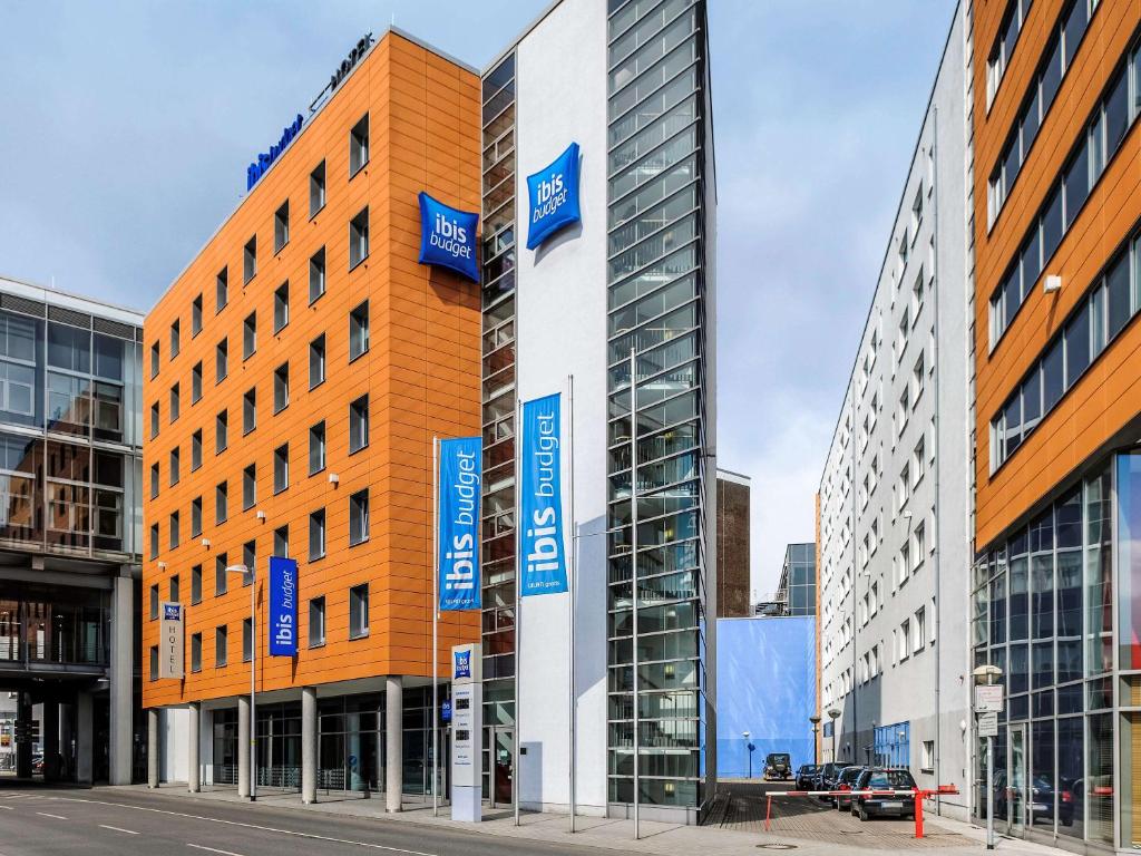 een gebouw met blauwe borden aan de zijkant bij Ibis budget Hannover Hbf in Hannover