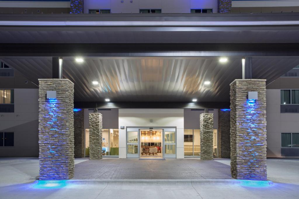 リンカーンにあるHoliday Inn Express & Suites Lincoln I - 80, an IHG Hotelの柱灯のある建物のロビー