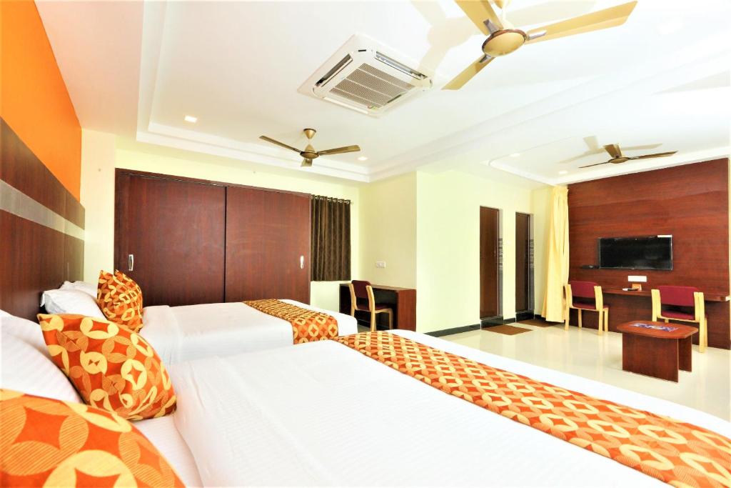 Tempat tidur dalam kamar di Hotel Ramcharan Residency, Tirupati