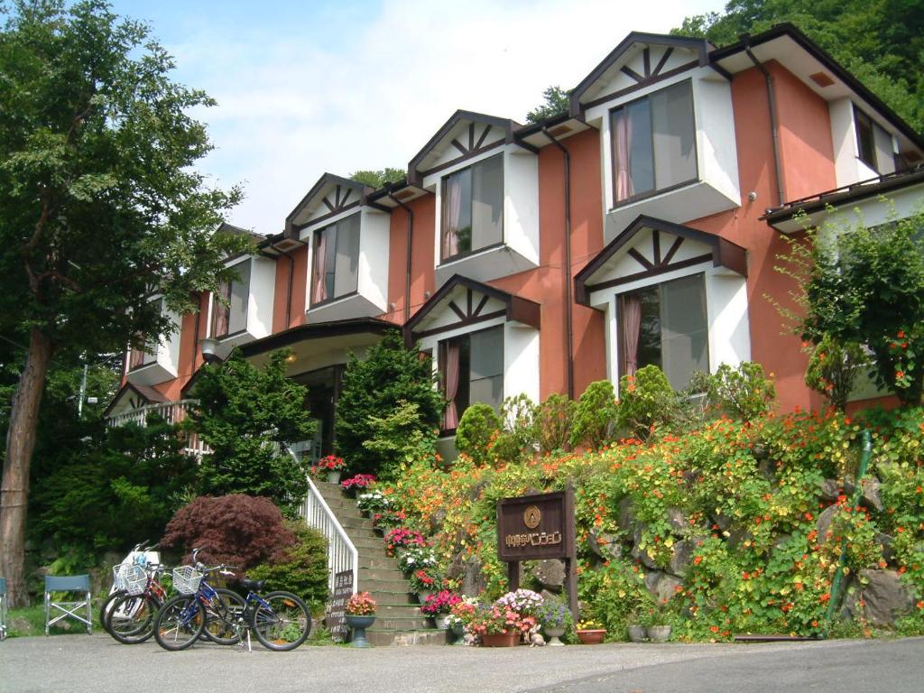 um edifício com bicicletas estacionadas em frente em Chuzenji Pension em Nikko