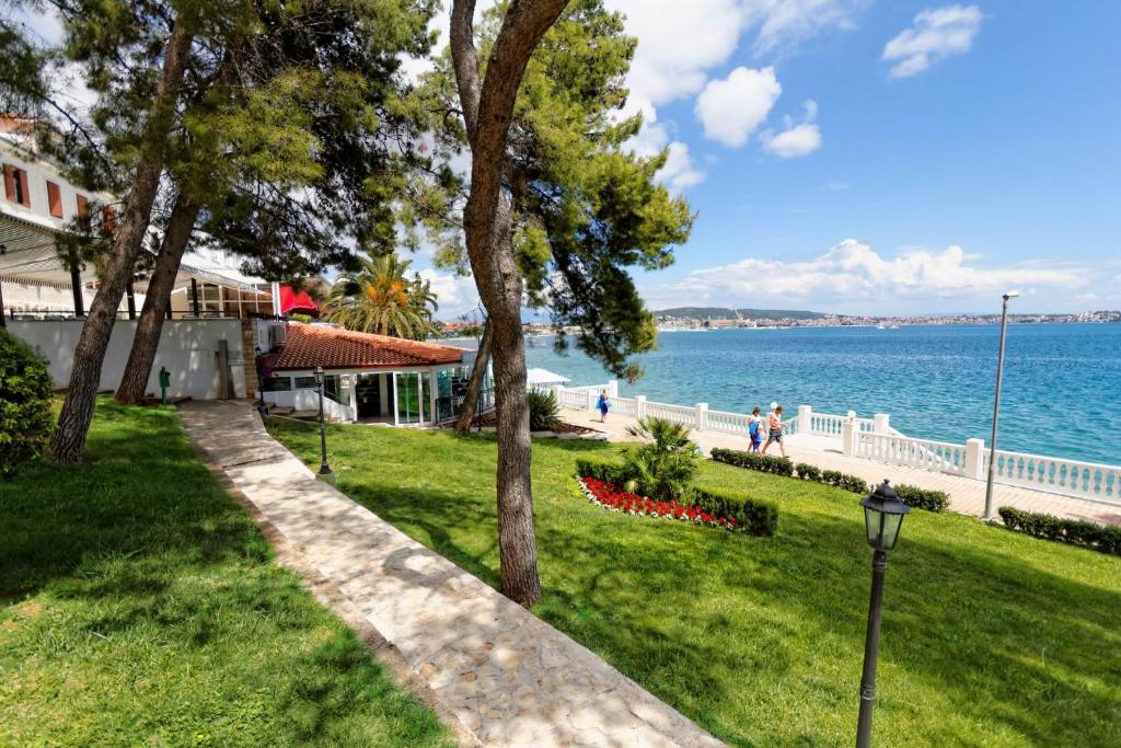 vistas al océano desde el césped de una casa en Hotel Val All Inclusive, en Trogir