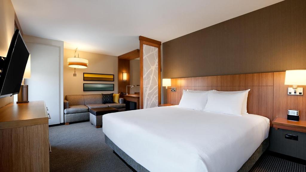 Uma cama ou camas num quarto em Hyatt Place Houston/The Woodlands