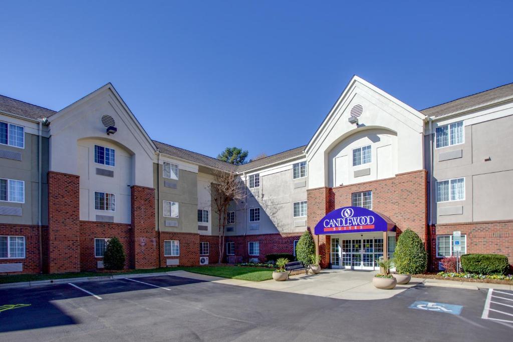 un'immagine di un complesso di appartamenti con parcheggio di Candlewood Suites Raleigh Crabtree by IHG a Raleigh