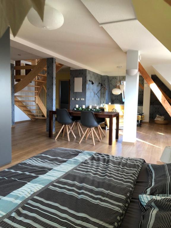 Maisonette Wohnung mit Blick über die Stadt tesisinde bir odada yatak veya yataklar