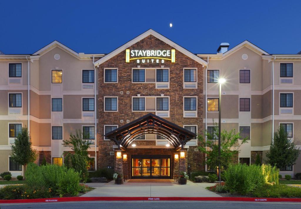 une représentation de l'avant d'un hôtel dans l'établissement Staybridge Suites Fayetteville, an IHG Hotel, à Fayetteville