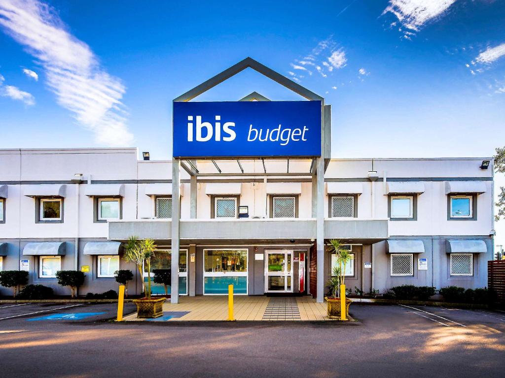 Un bâtiment avec un panneau indiquant le budget des lions dans l'établissement ibis Budget - Newcastle, à Newcastle