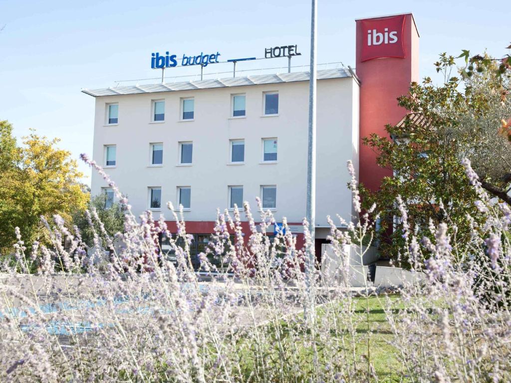 budynek ze słowami "hotel docelowy" w obiekcie ibis budget Montauban Les Chaumes w mieście Montauban