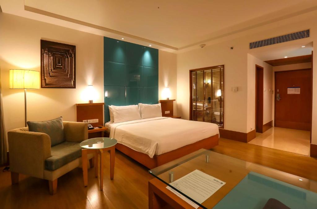 Giường trong phòng chung tại Radisson Blu Hotel Chennai City Centre