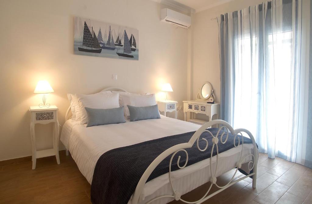 Imagine din galeria proprietății The Bluehouse - Spacious top floor flat with parking, by Mon Repos beach în Corfu