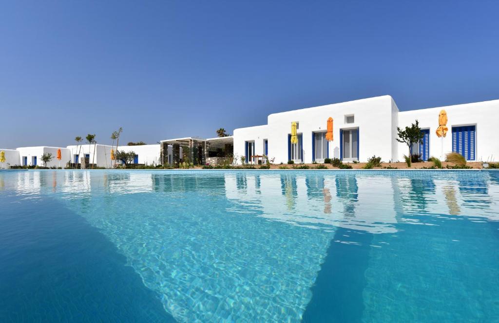 une grande piscine en face d'un bâtiment dans l'établissement Blue Amaryllis Villas, à Santa Maria