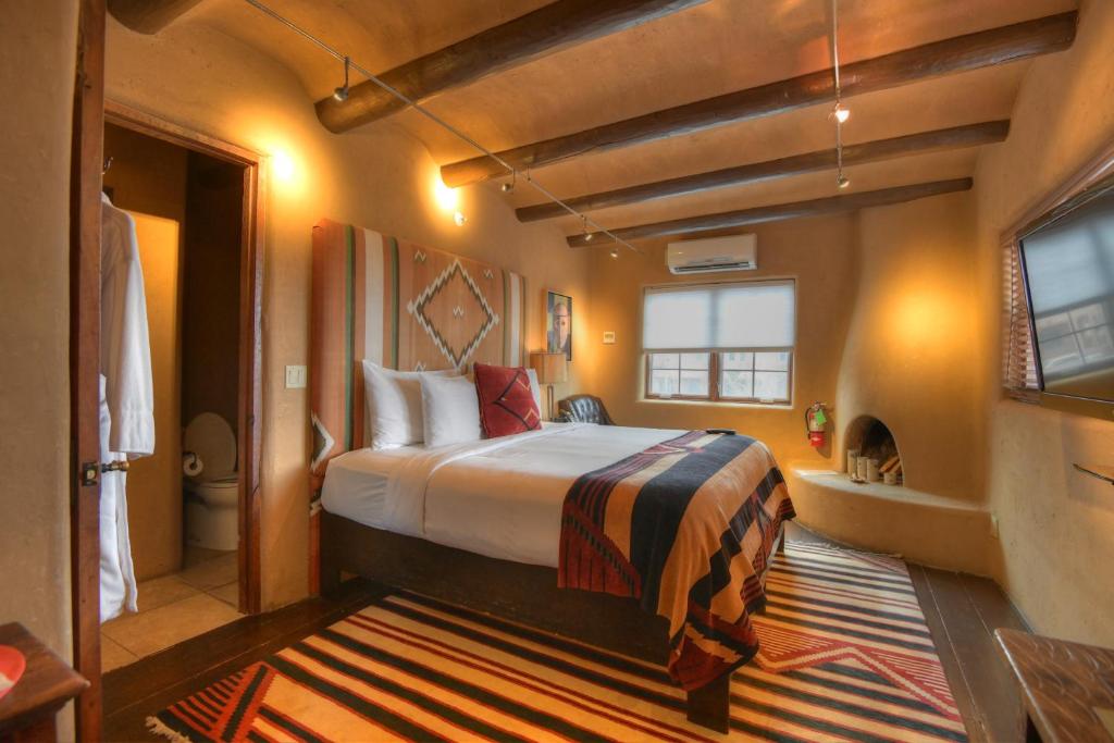 Habitación de hotel con cama y baño en Inn at Vanessie, en Santa Fe