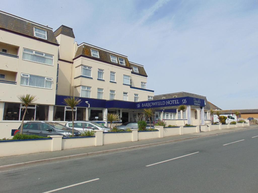 een gebouw in een straat waar auto's voor geparkeerd staan bij Barrowfield Hotel in Newquay