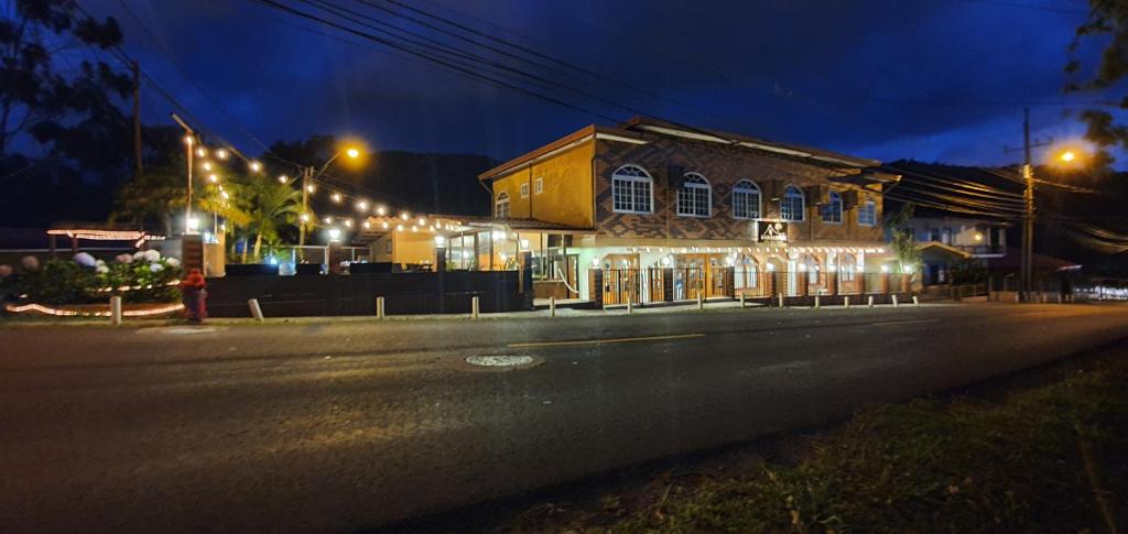 un edificio con luces en el lateral de una calle en Hotel La Casa de la Abuela en Boquete