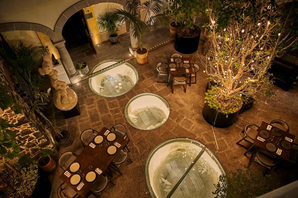 una vista sul soffitto di un patio con sedie e piante di Casona de los Sapos Hotel Boutique a Puebla