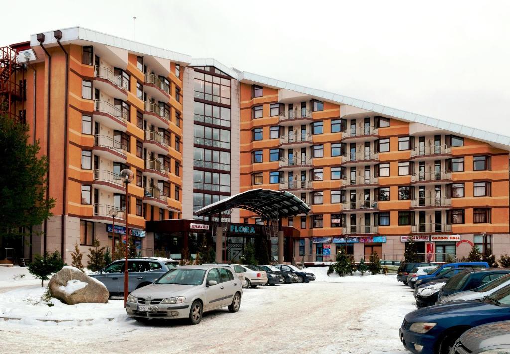 ein Parkplatz vor einem großen Gebäude in der Unterkunft Apartments Flora-Daisy in Borowez