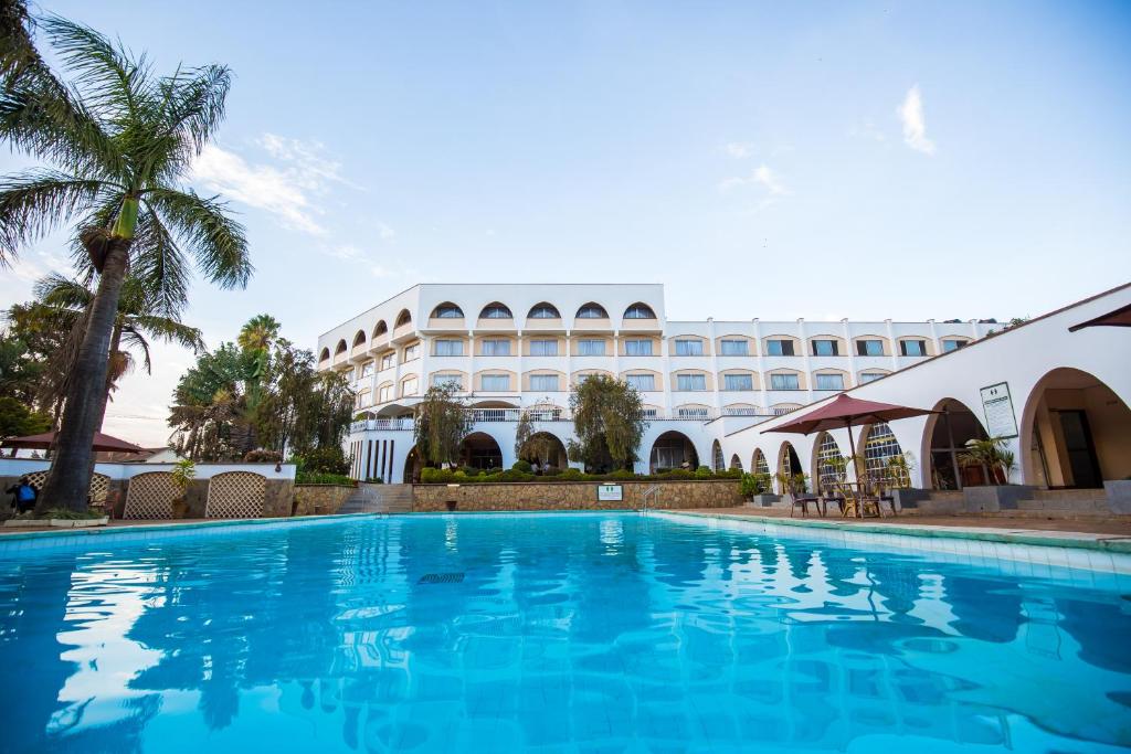 une piscine en face d'un bâtiment dans l'établissement Sirikwa Hotel, à Eldoret