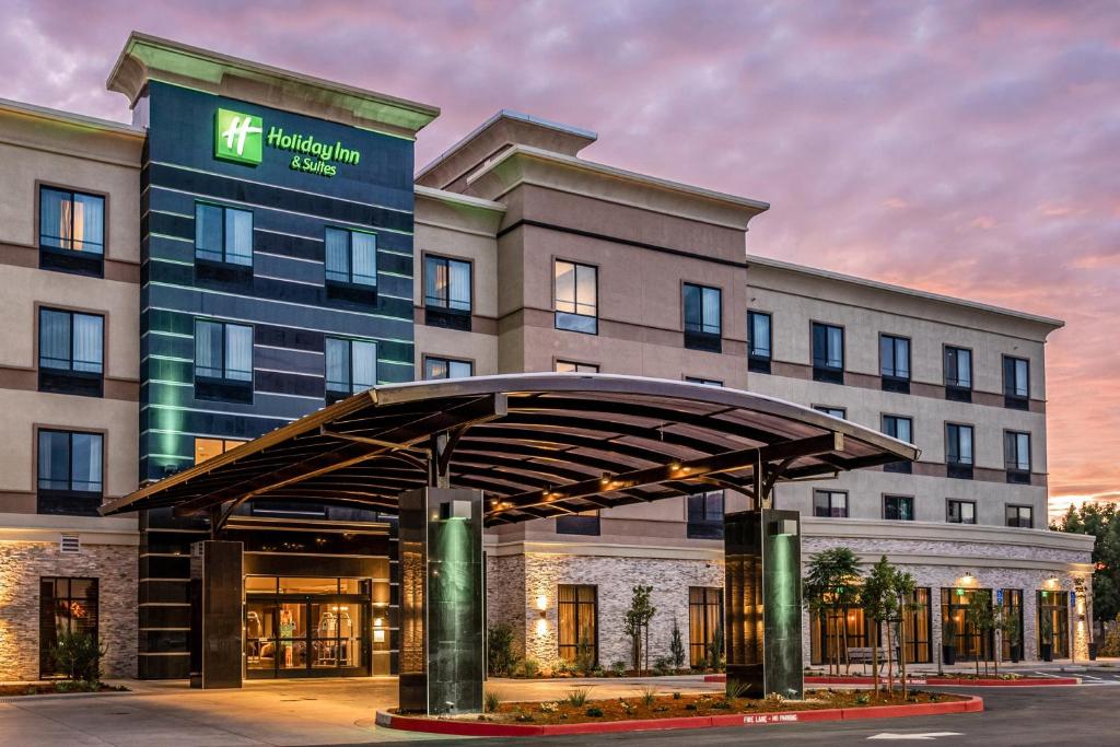 ein Hotelgebäude mit einem Baldachin davor in der Unterkunft Holiday Inn Hotel & Suites Silicon Valley – Milpitas, an IHG Hotel in Milpitas