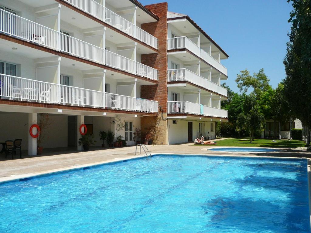 une grande piscine en face d'un bâtiment dans l'établissement Sunway Torre La Veleta, à Sitges