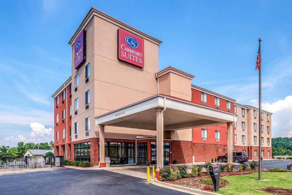 un negozio di fronte a un edificio con parchimetro di Comfort Suites Pelham Hoover I-65 a Pelham