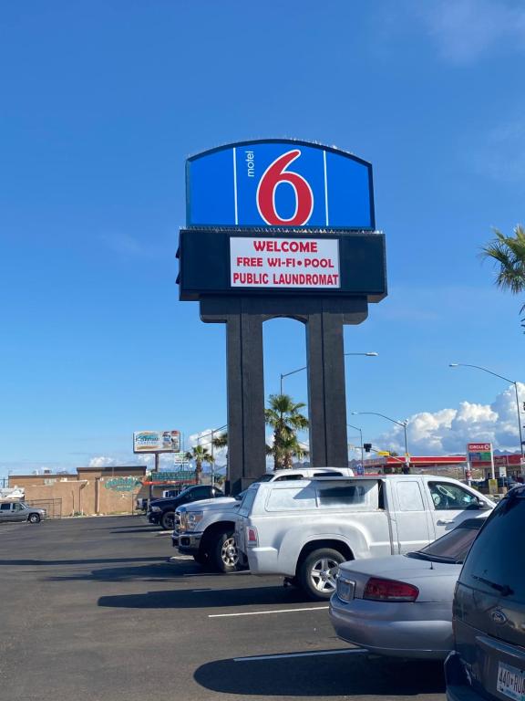 - un panneau de bienvenue dans un parking avec des voitures dans l'établissement Motel 6 Bullhead City, Az - Laughlin, à Bullhead City