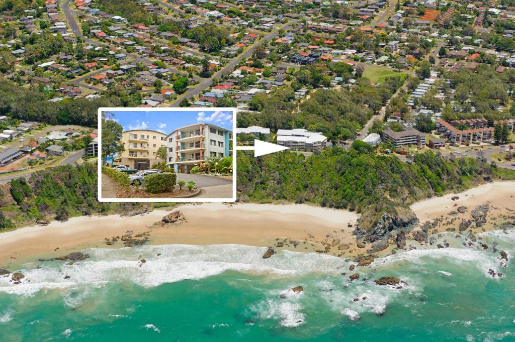 een luchtzicht op een strand met condo's bij Beach Resort Apartment in Port Macquarie