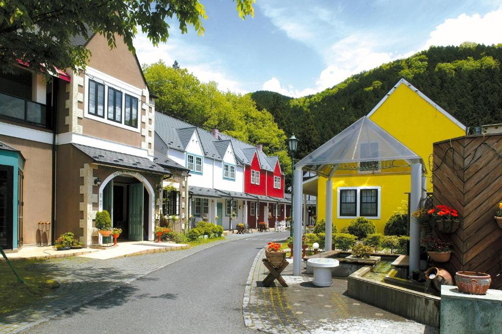 uma rua numa cidade com casas coloridas em Hotel Euro City em Nikko