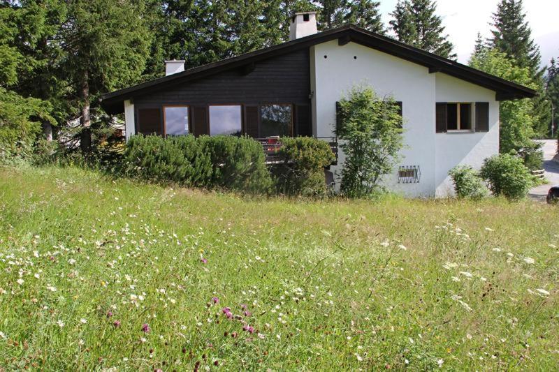 uma pequena casa num campo de relva em La Civetta (714 La) em Valbella