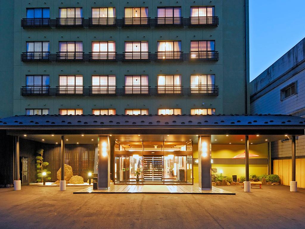 a large building with a courtyard in front of it at Ryokan Biyunoyado in Yamanouchi