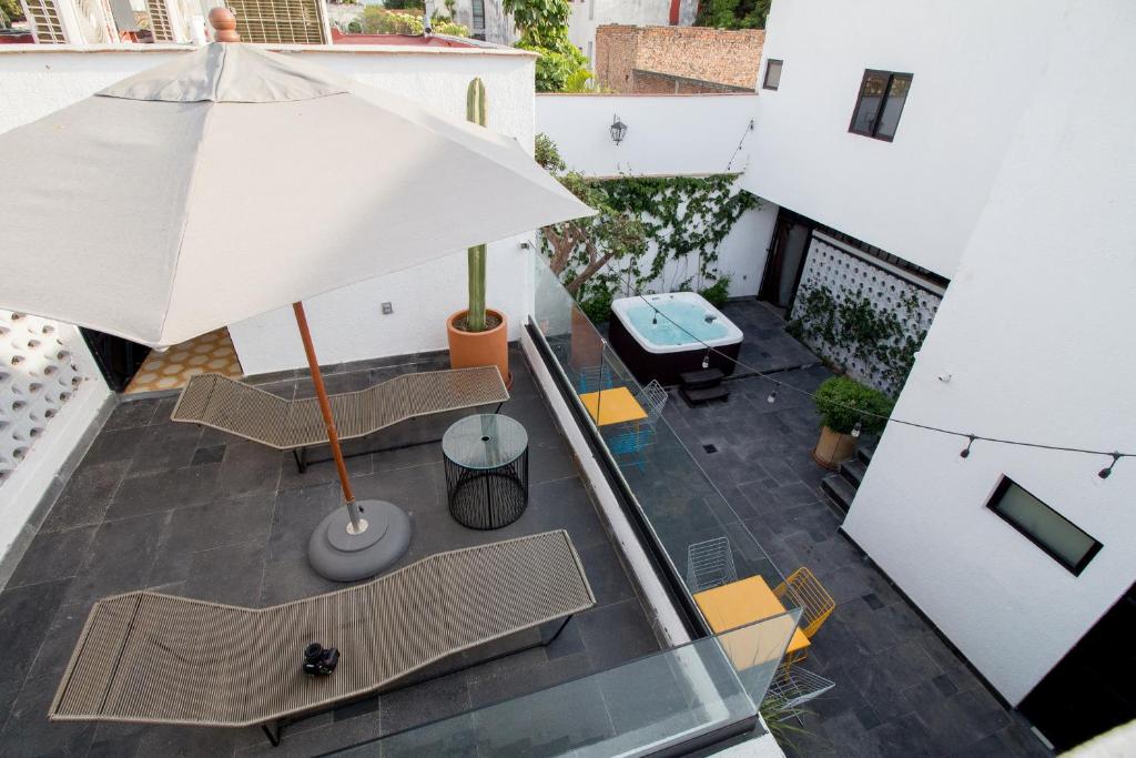 an overhead view of a patio with an umbrella at Hotel Casona Independencia in Guadalajara