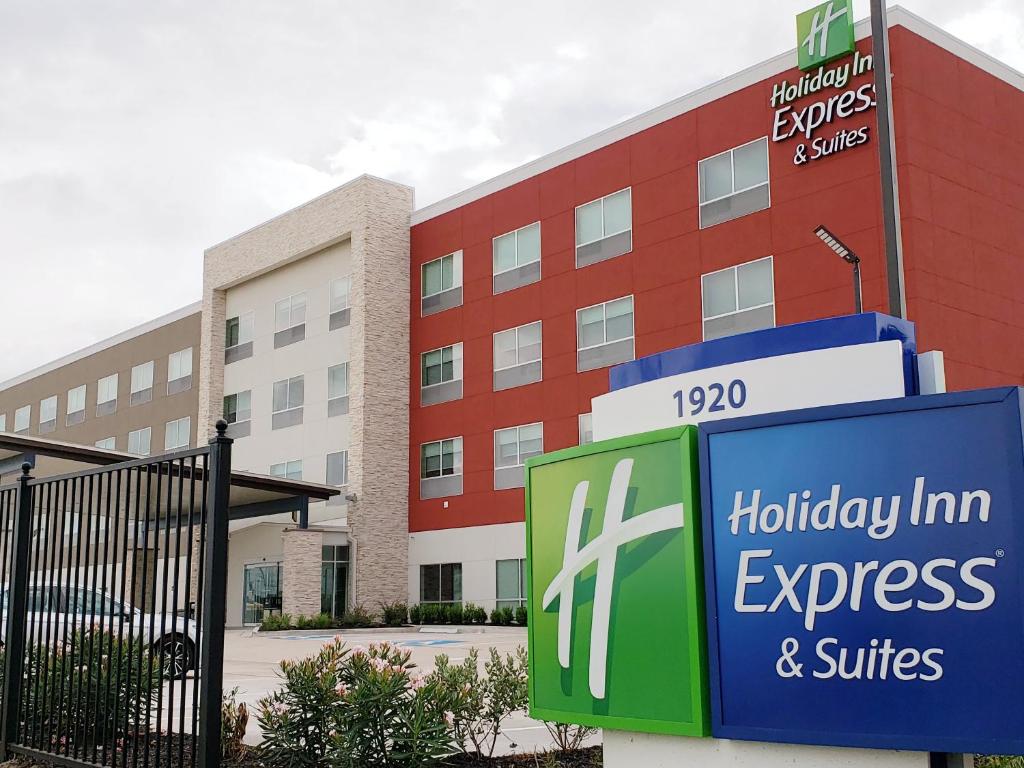 een Holiday Inn Express en suites tekenen voor een gebouw bij Holiday Inn Express & Suites - Houston IAH - Beltway 8, an IHG Hotel in Houston