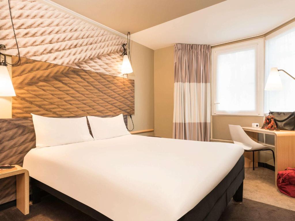 Llit o llits en una habitació de ibis Paris Gare du Nord Château Landon 10ème