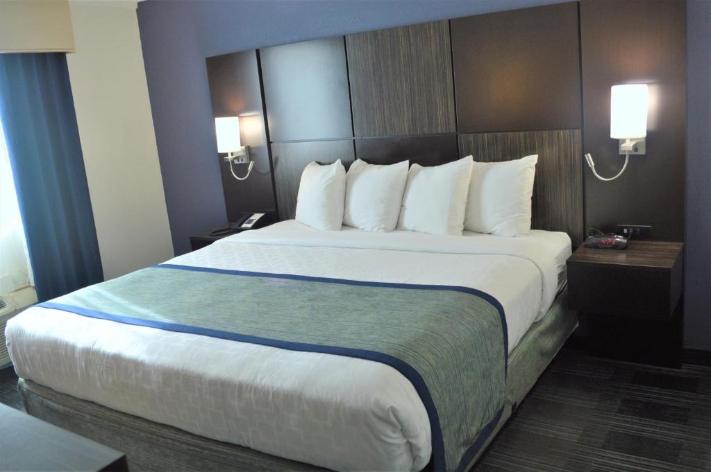 a bedroom with a large bed in a hotel room at Falmouth Inn in Falmouth