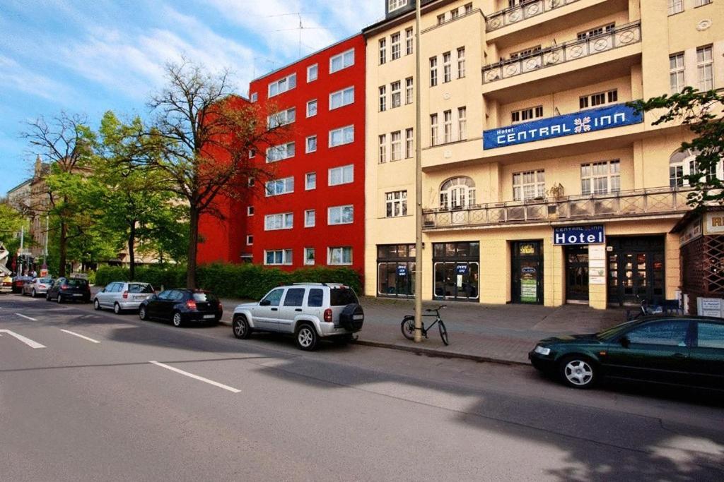 ulica z samochodami zaparkowanymi przed budynkiem w obiekcie Hotel Central Inn am Hauptbahnhof Pension w Berlinie