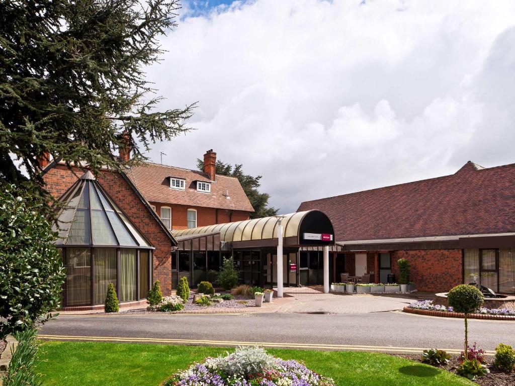 un grand bâtiment en briques avec un bâtiment dans l'établissement Mercure Hull Grange Park Hotel, à Hull