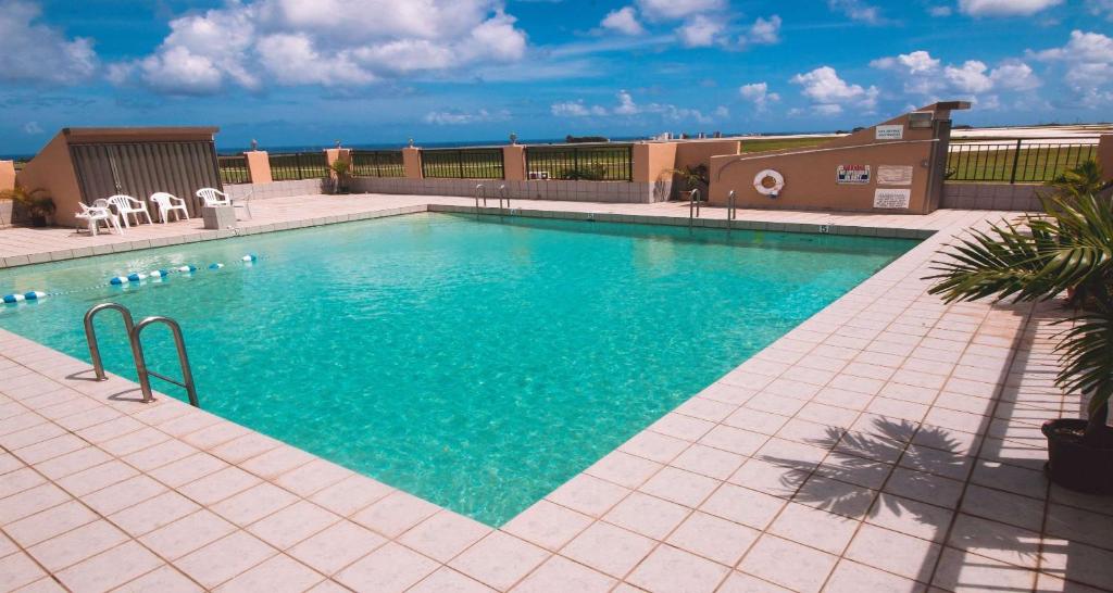 Piscina de la sau aproape de SureStay Hotel by Best Western Guam Airport South