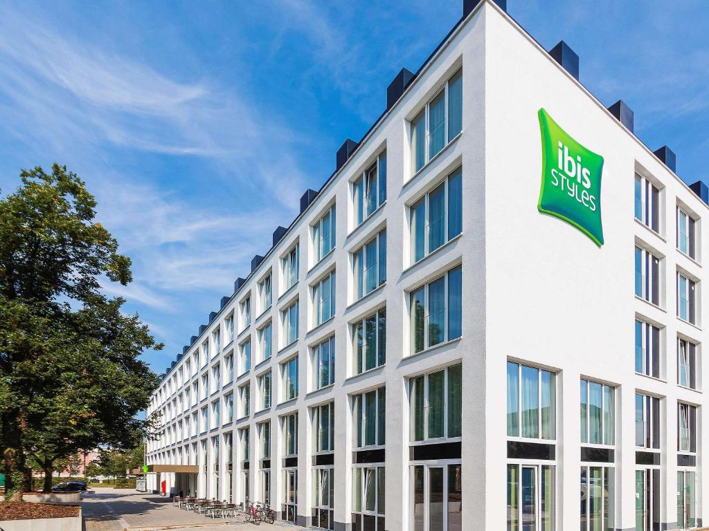 ibis Styles Rastatt Baden-Baden في راشتات: مبنى مكتب مع علامة على جانبه