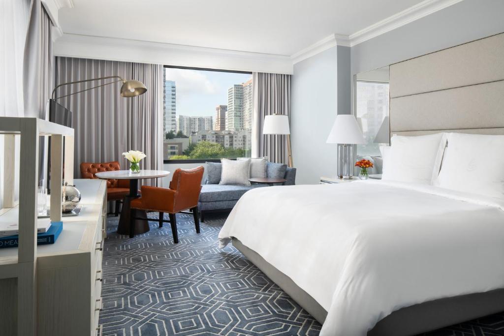 Four Seasons Hotel Atlanta tesisinde bir odada yatak veya yataklar