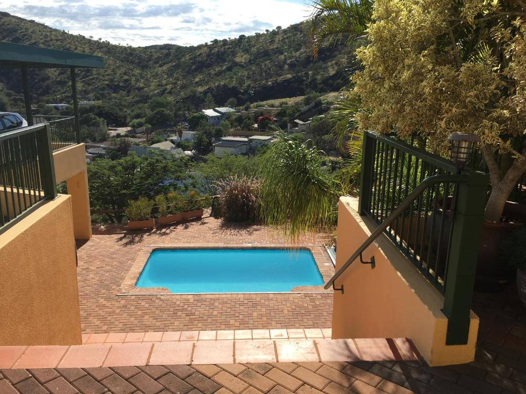 una piscina con vista sulle montagne di Felsenblick Self-Catering a Windhoek