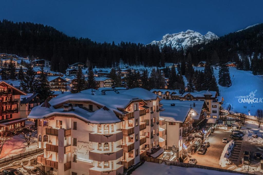 uma vista aérea de um resort na neve em Sporthotel Romantic Plaza em Madonna di Campiglio