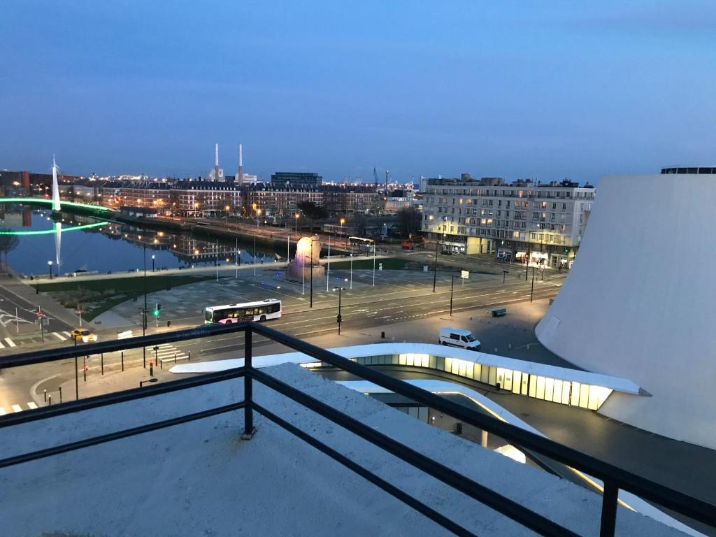 een uitzicht op de stad 's nachts met bij Best Western ARThotel in Le Havre