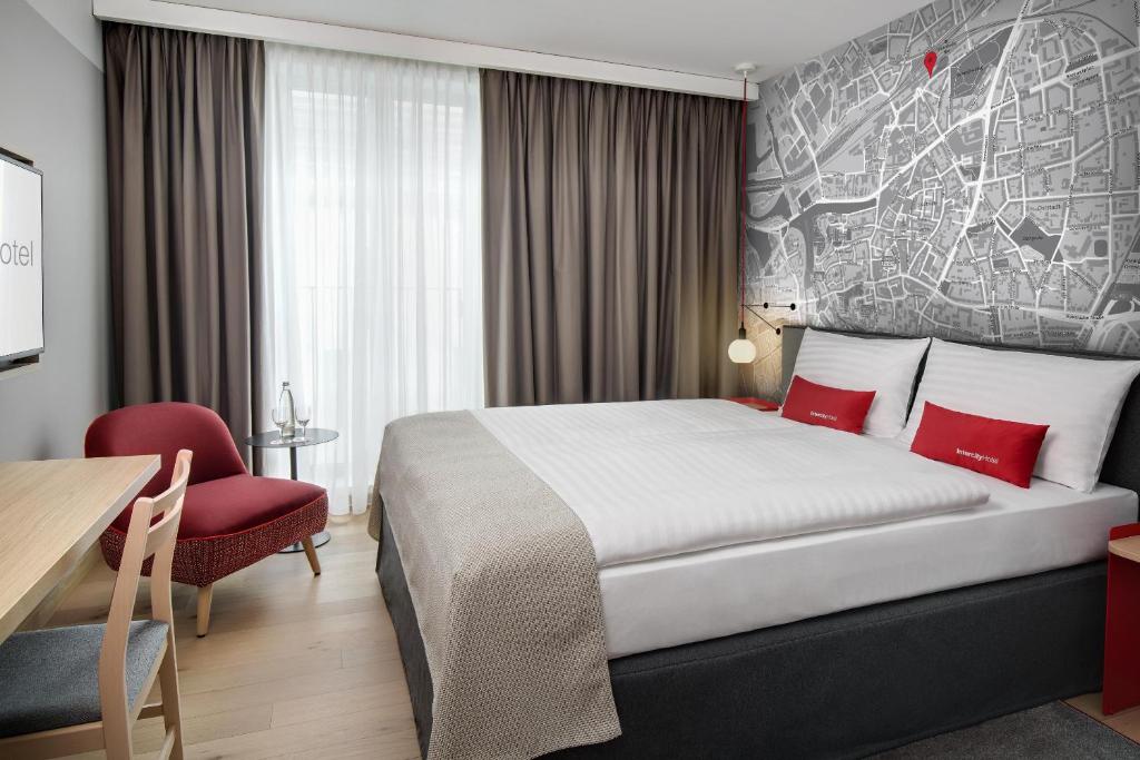 A bed or beds in a room at IntercityHotel Hildesheim