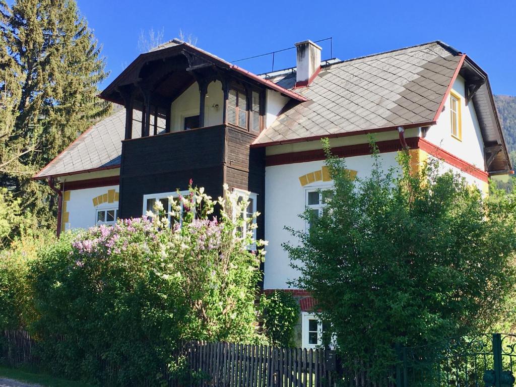 een huis met een schoorsteen aan de zijkant bij Landhaus Dodo in Payerbach