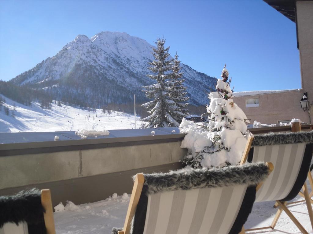 モンジェネヴルにあるChalet Saint Bernardの山の景色を望む雪に覆われたバルコニー