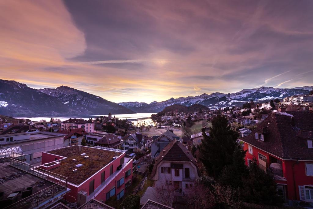 uitzicht op een stad met bergen op de achtergrond bij la belle vue Boutique Hotel & Café in Spiez