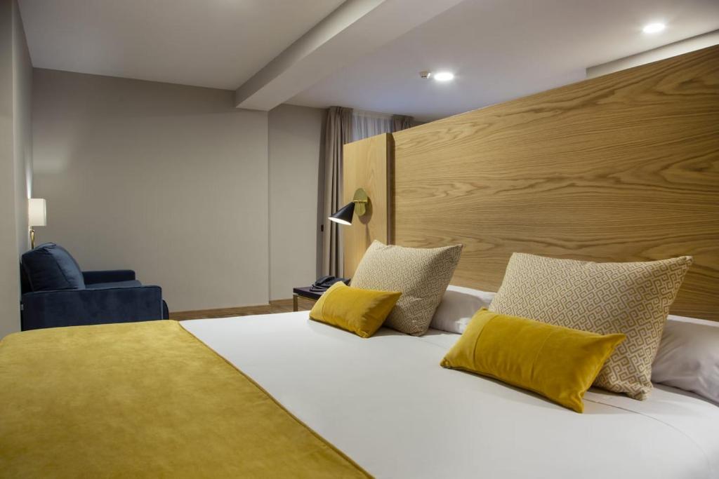 A bed or beds in a room at Hotel Zentral Mayoral