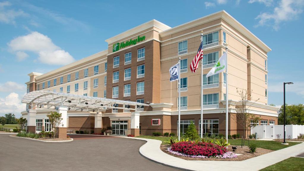 un bâtiment d'hôtel avec drapeaux devant lui dans l'établissement Holiday Inn Indianapolis Airport, an IHG Hotel, à Indianapolis