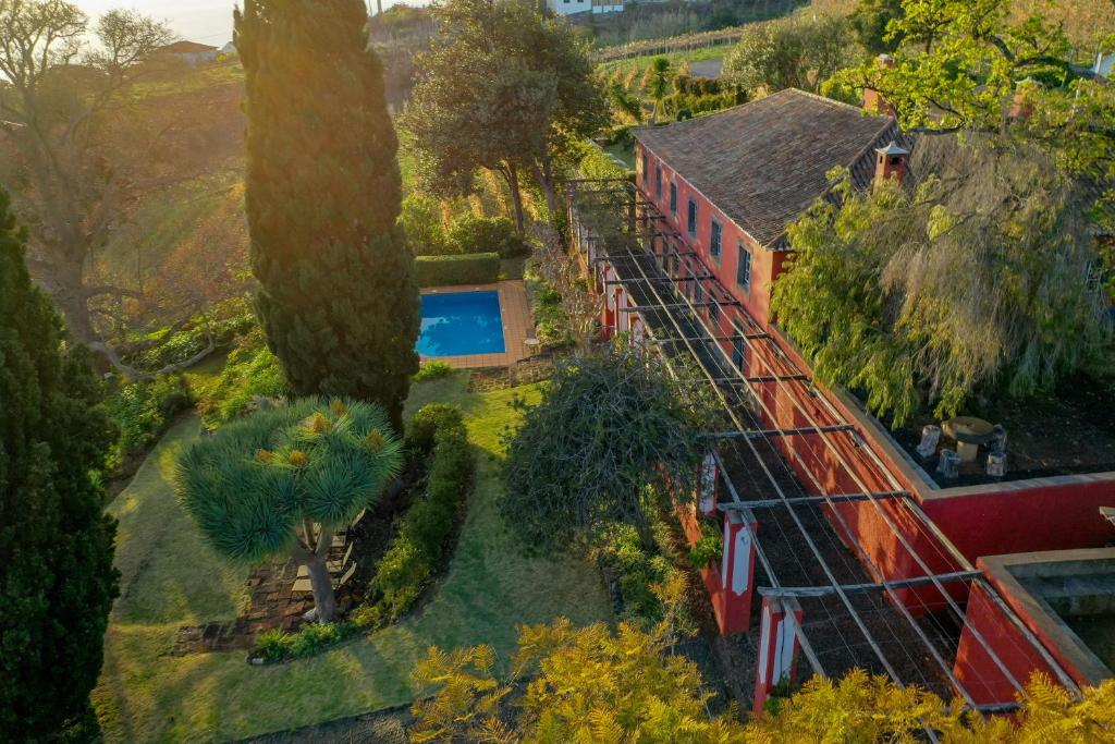 een luchtzicht op een huis met een trein bij Quinta das Vinhas in Calheta